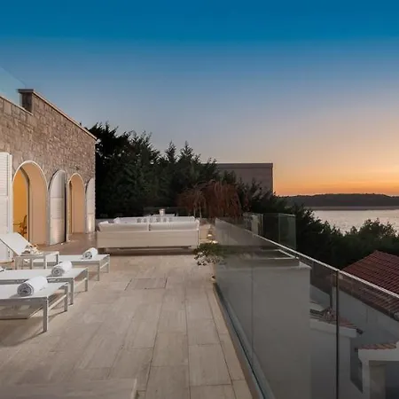 Villa Luxury Seafront Glamour With Private Pool, Sauna And Gym At The In