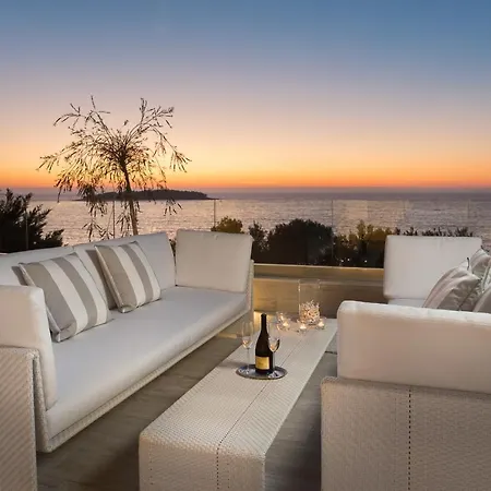 Luxury Seafront Glamour With Private Pool, Sauna And Gym At The In Villa *