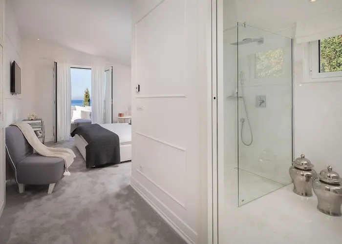 Luxury Seafront Glamour With Private Pool, Sauna And Gym At The In Villa *