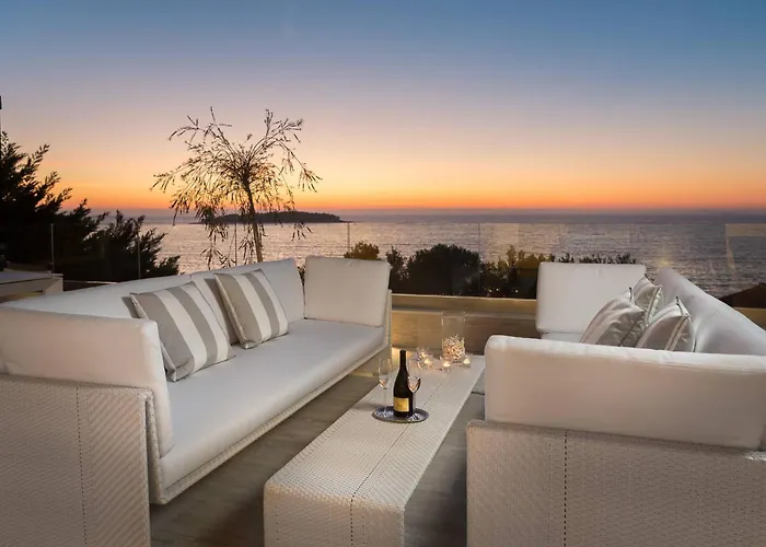 Luxury Seafront Glamour With Private Pool, Sauna And Gym At The In Villa *