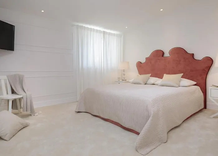 Villa Luxury Seafront Glamour With Private Pool, Sauna And Gym At The In